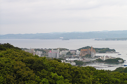 山と海が映る景観